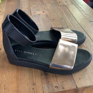 Gorgeous 8.5 Black and Gold Via Spiga Sandals!
